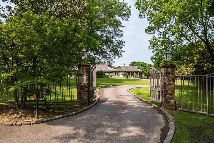 909 S SHADY GROVE RD, Memphis, TN 38120 - Image #3