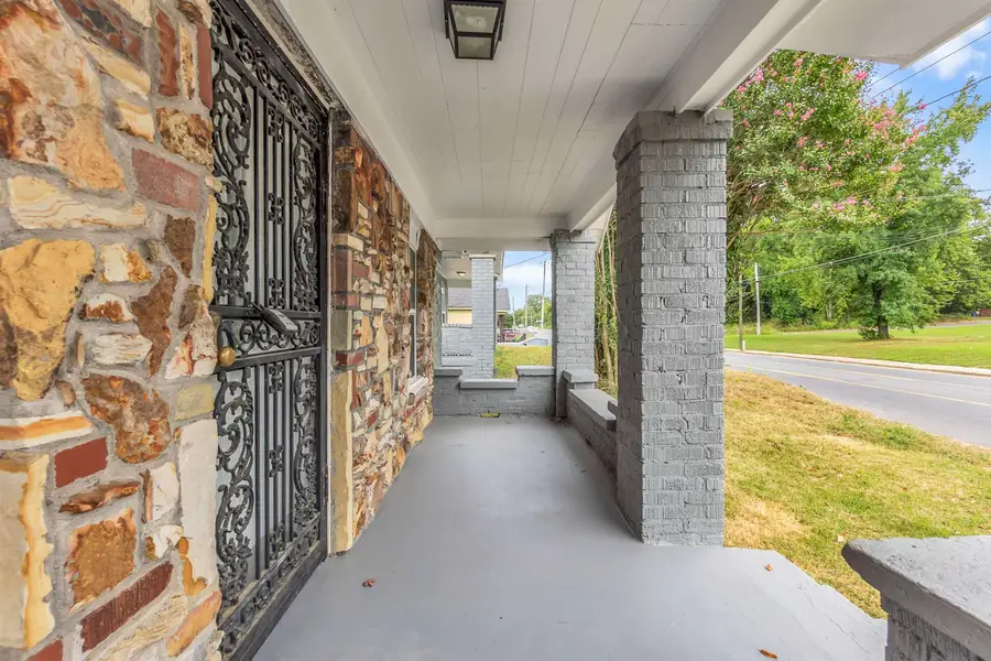 564 W PEEBLES RD, Memphis, TN 38109 - Image #3