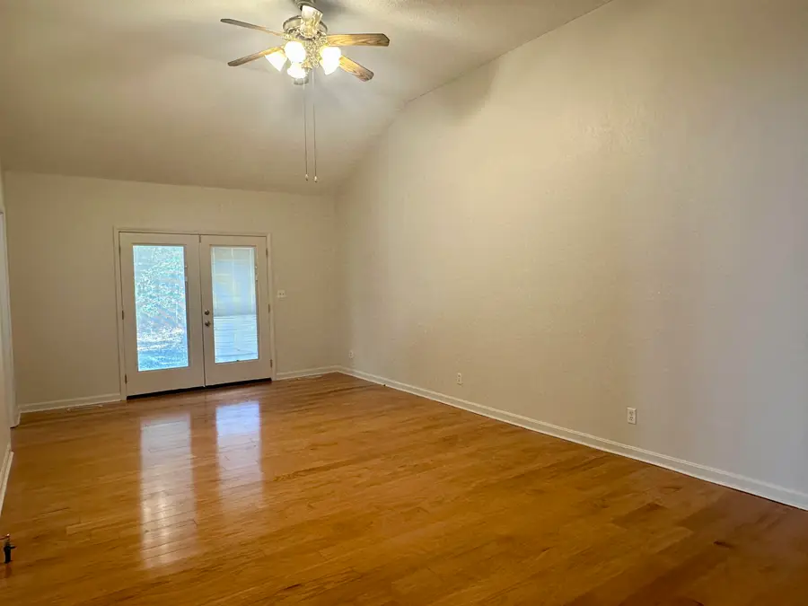 130 GLEN DR, Selmer, TN 38375-2355 - Image #2