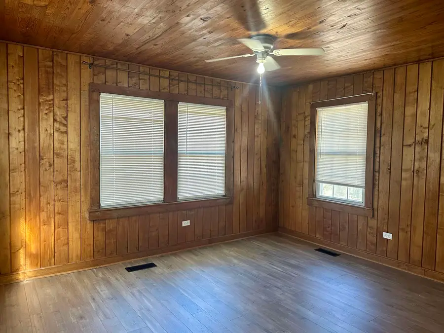 869 E POPLAR AVE, Selmer, TN 38375-1832 - Image #2