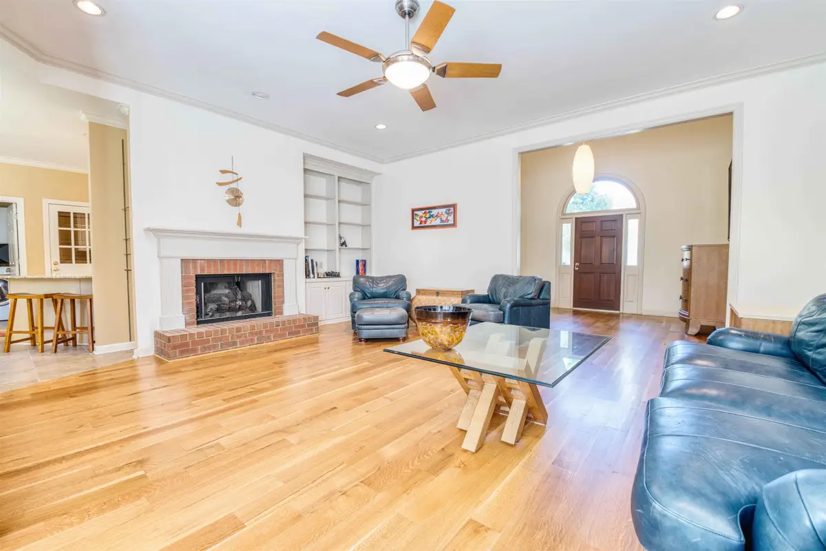 8795 S POPLAR LAKE DR, Germantown, TN 38138 - Image #1