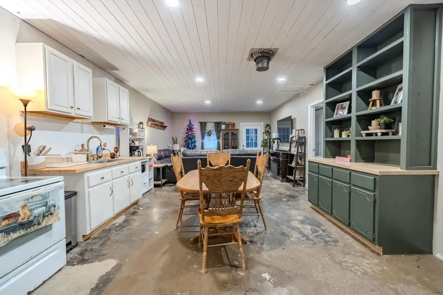 390 WOODS RD, Adamsville, TN 38310 - Image #2