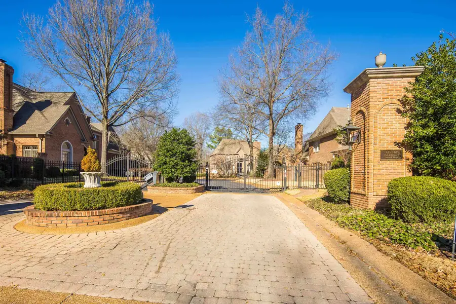 951 W RIVERWALK DR, Memphis, TN 38120 - Image #2