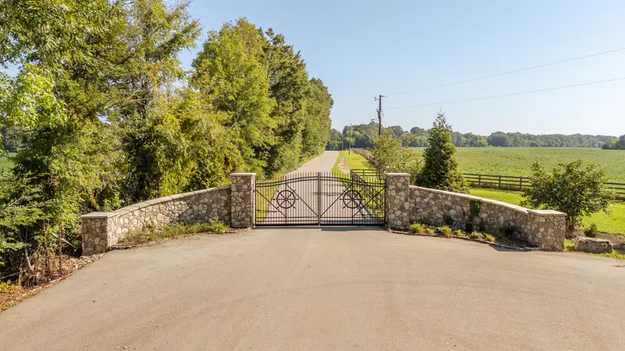 6235 CRAVENS RD, Savannah, TN 38372 - #2