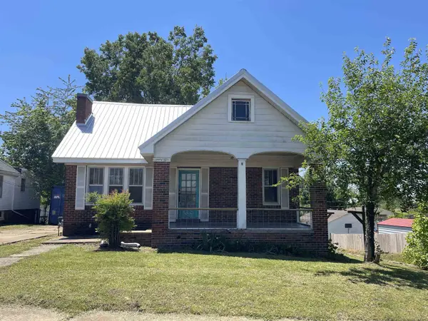 332 PHARR AVE, Selmer, TN 38375
