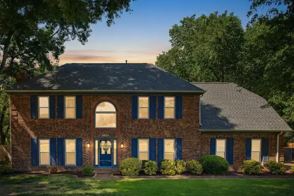 8882 HILLMAN WAY DR, Bartlett, TN 38133