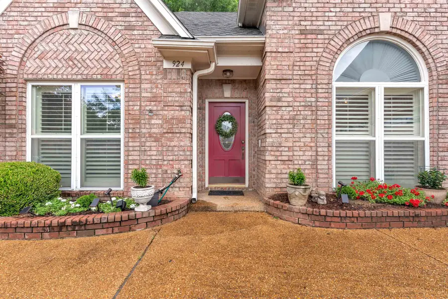 924 N WARWICK OAKS DR, Collierville, TN 38017 - #2