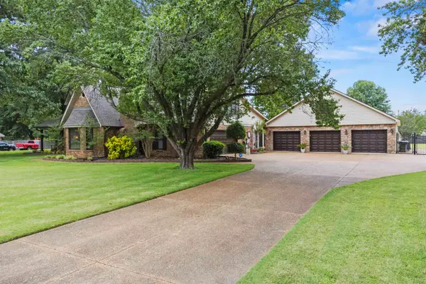 3215 ALFRED DR, Bartlett, TN 38133