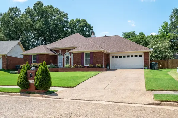 2241 OAK HOLLOW LN, Memphis, TN 38016