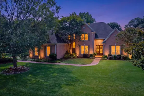 9027 E GROVELAWN CV, Germantown, TN 38139