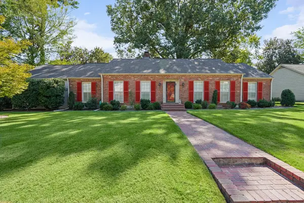 5233 MARY STARNES DR, Memphis, TN 38117