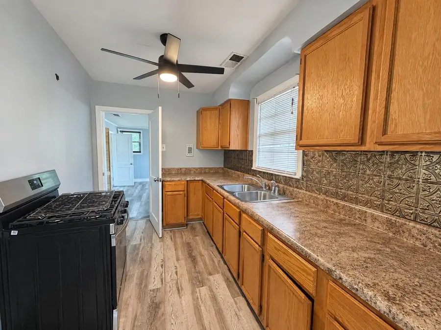 1047 W SHANKMAN CIR, Memphis, TN 38108 - #2