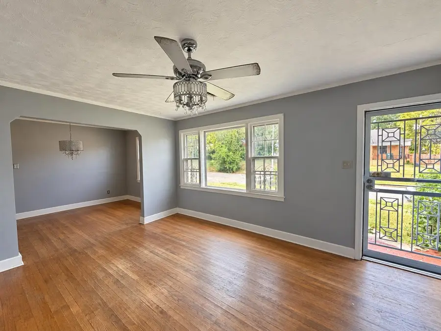 1048 W SHANKMAN CIR, Memphis, TN 38108 - #2