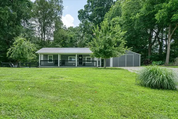 502 Midnight Dr, Byrdstown, TN 38549