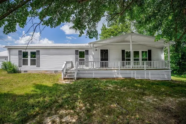 572 Lakeside Rd, Byrdstown, TN 38549