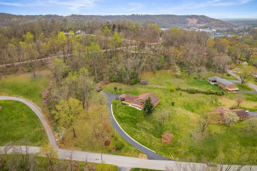 817 Peach Dr, Livingston, TN 38570 - Image #3