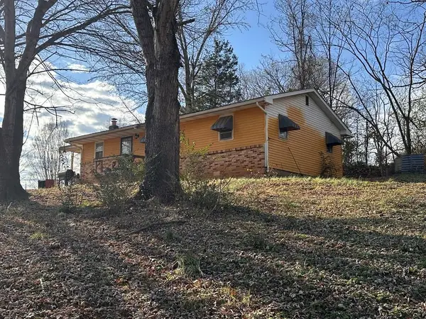 1028 Olympus St, Byrdstown, TN 38549