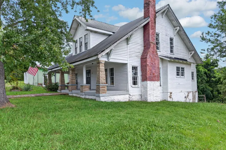 112 N Main St, Byrdstown, TN 38549 - #2