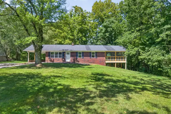 5021 Eagles Cove Rd, Byrdstown, TN 38549