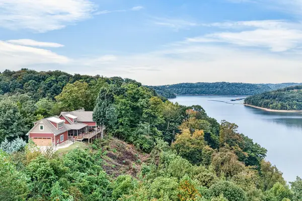 2070 Holly Bend Dr, Byrdstown, TN 38549