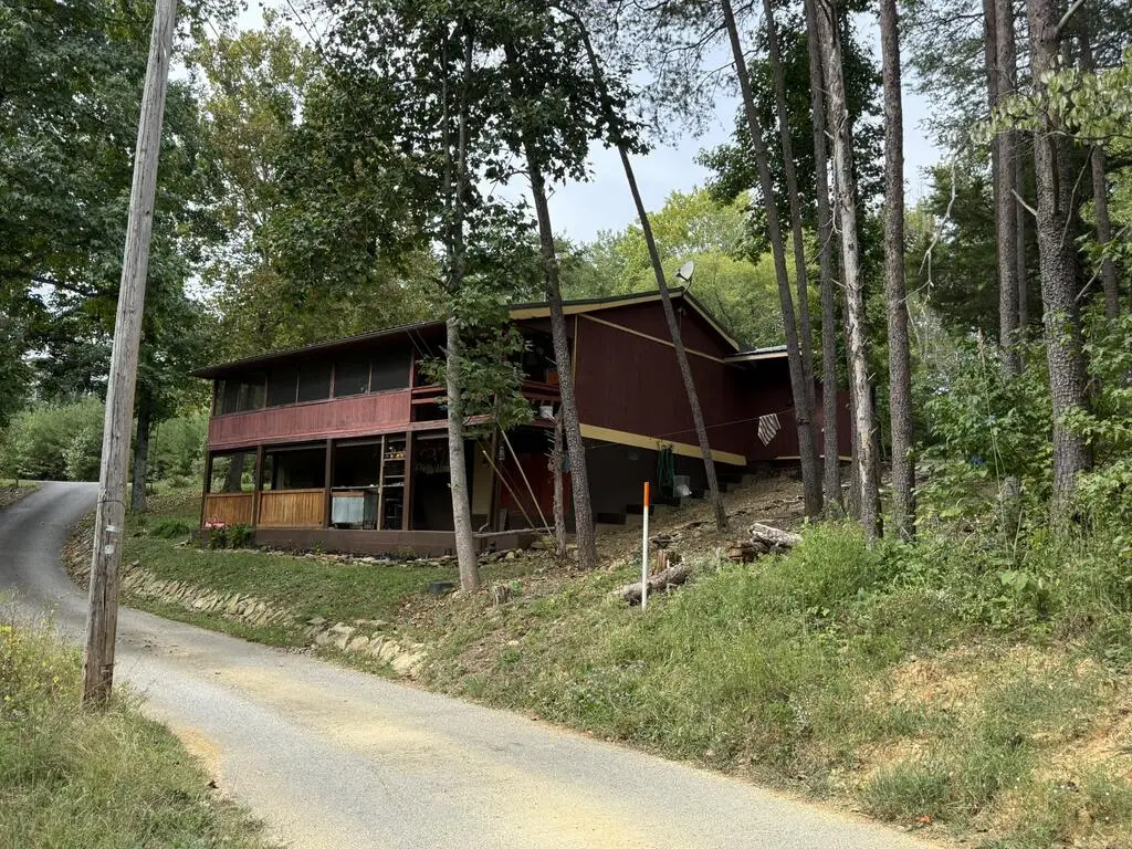 125 W Taxiway Dr, Albany, KY 42602 - #1