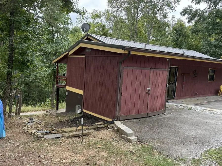 125 W Taxiway Dr, Albany, KY 42602 - #3