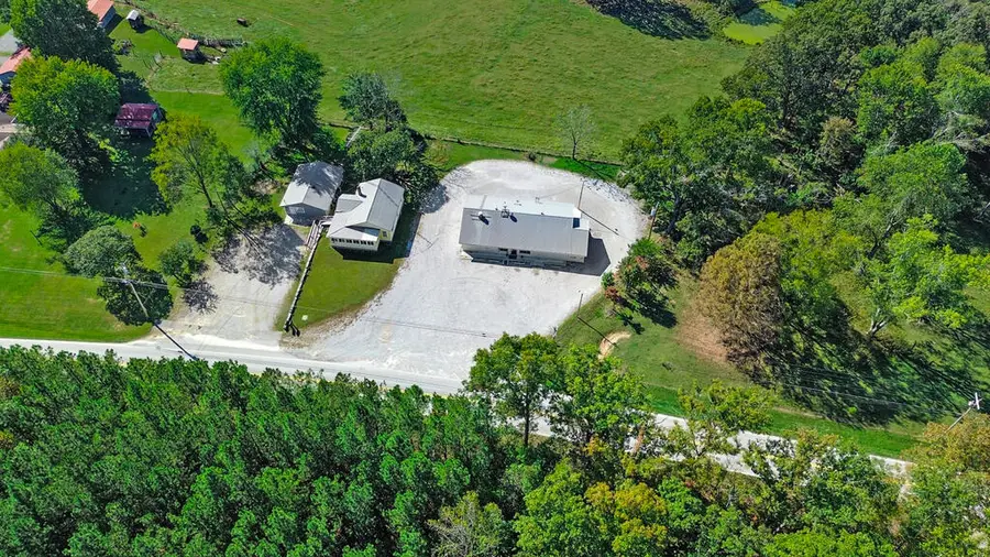 1661 Deer Lodge Hwy, Deer Lodge, TN 37726 - #2