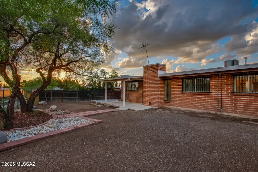 8724 E Kenyon Drive, Tucson, AZ 85710 - Image #2