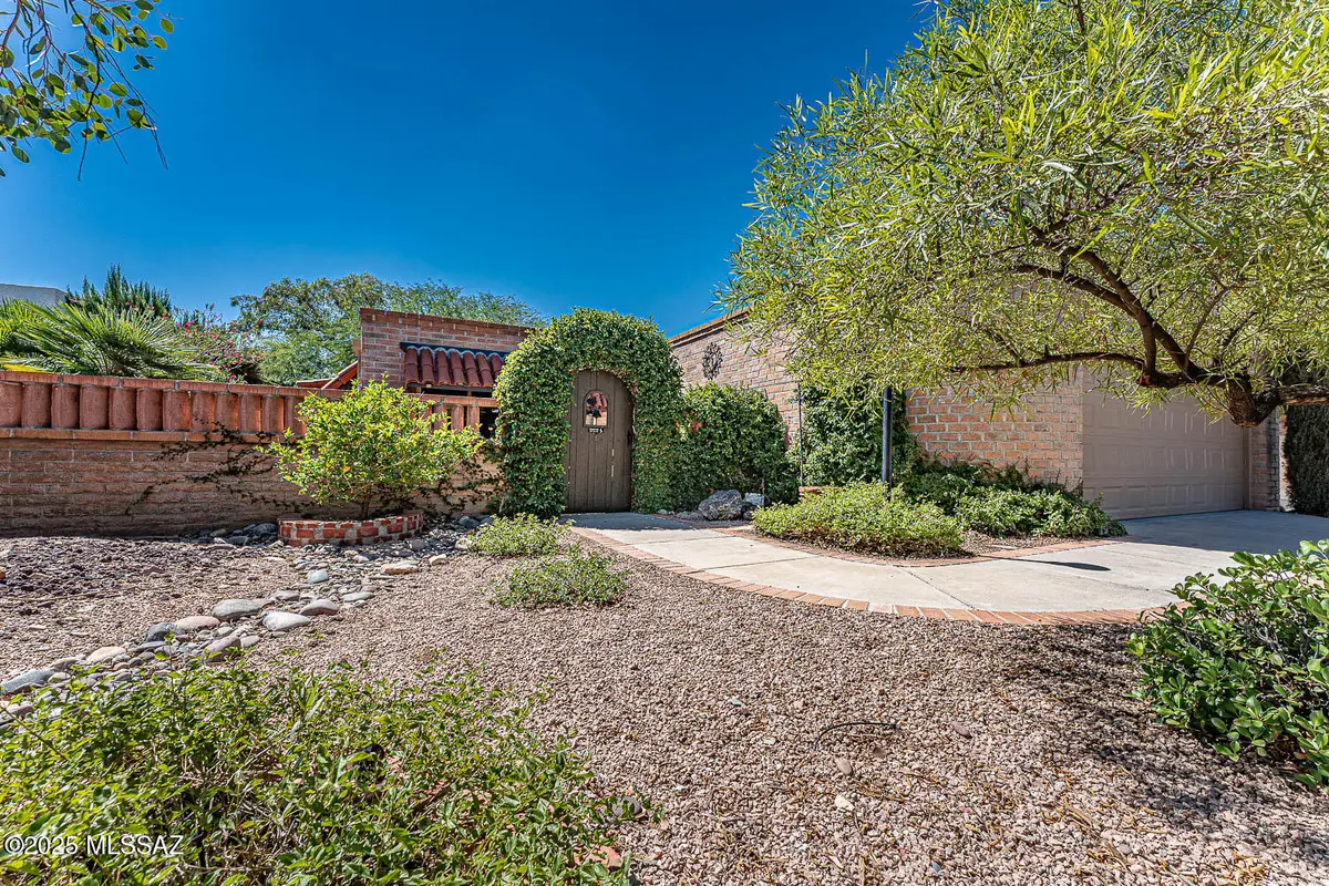 1689 W Calle Hacienda, Green Valley, AZ 85622 - Image #1