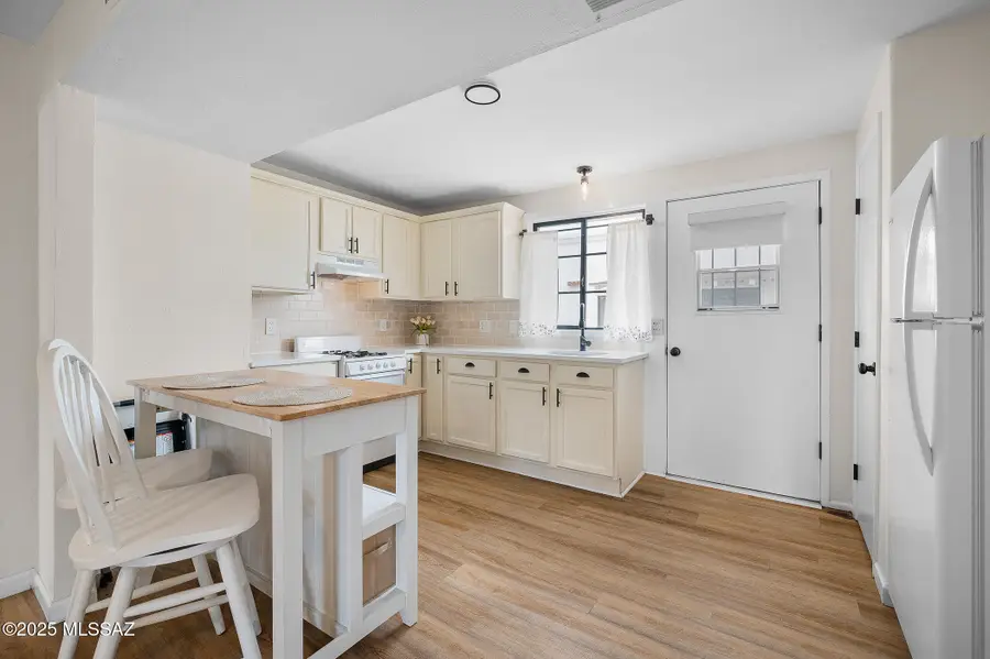 435 S Paseo Lobo #B, Green Valley, AZ 85614 - Image #2