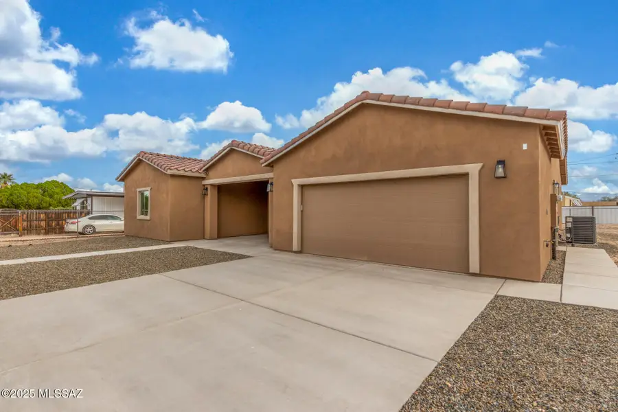 12636 N Hendricks Drive, Marana, AZ 85653 - Image #2