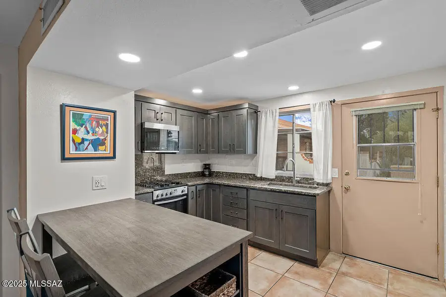 136 W Camino Alameda #B, Green Valley, AZ 85614 - Image #2