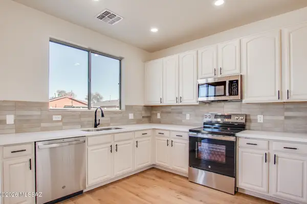 8296 W Razorbill, Tucson, AZ 85757
