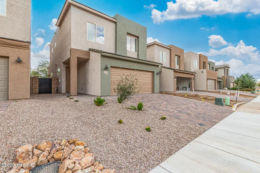 8833 N Sherry Cervi, Tucson, AZ 85743 - Image #2