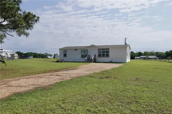 1048 County Road 402, Dime Box, TX 77853