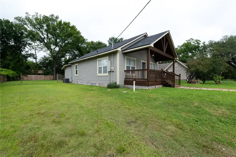 203 N Texas Street, Madisonville, TX 77864 - #3