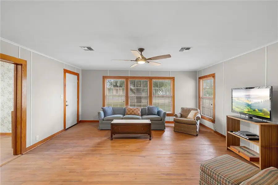 323 Rogers Street, Normangee, TX 77871 - Image #3