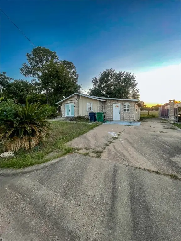 709 Sabine, Brenham, TX 77833