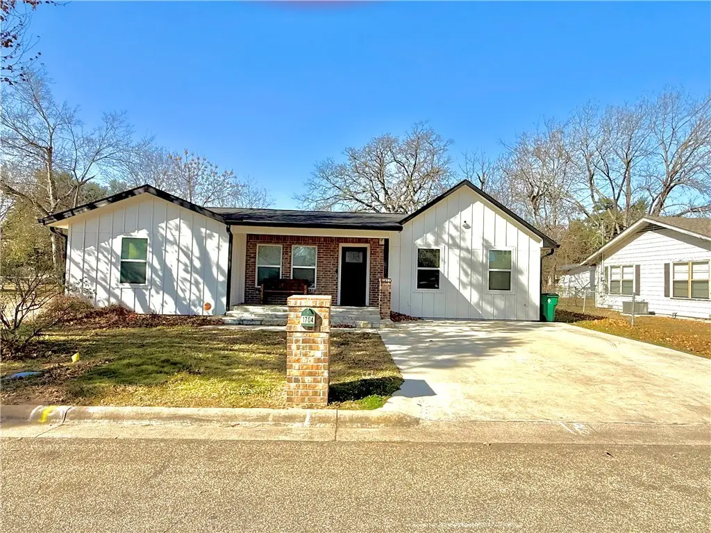 1704 N Hoover Ave, Cameron, TX 76520 - Image #1