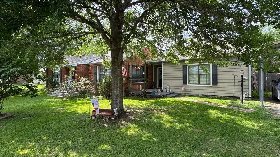 503 W Decherd St, Franklin, TX 77856 - #2