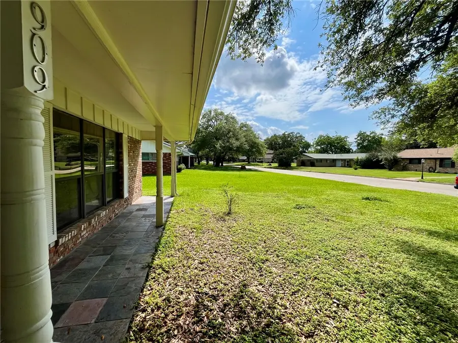 909 Anderson Street, Hearne, TX 77859 - #2