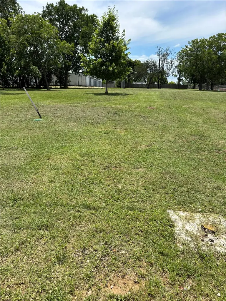 901, 905, 411 W St Hwy 21 Highway, Caldwell, TX 77836 - #2