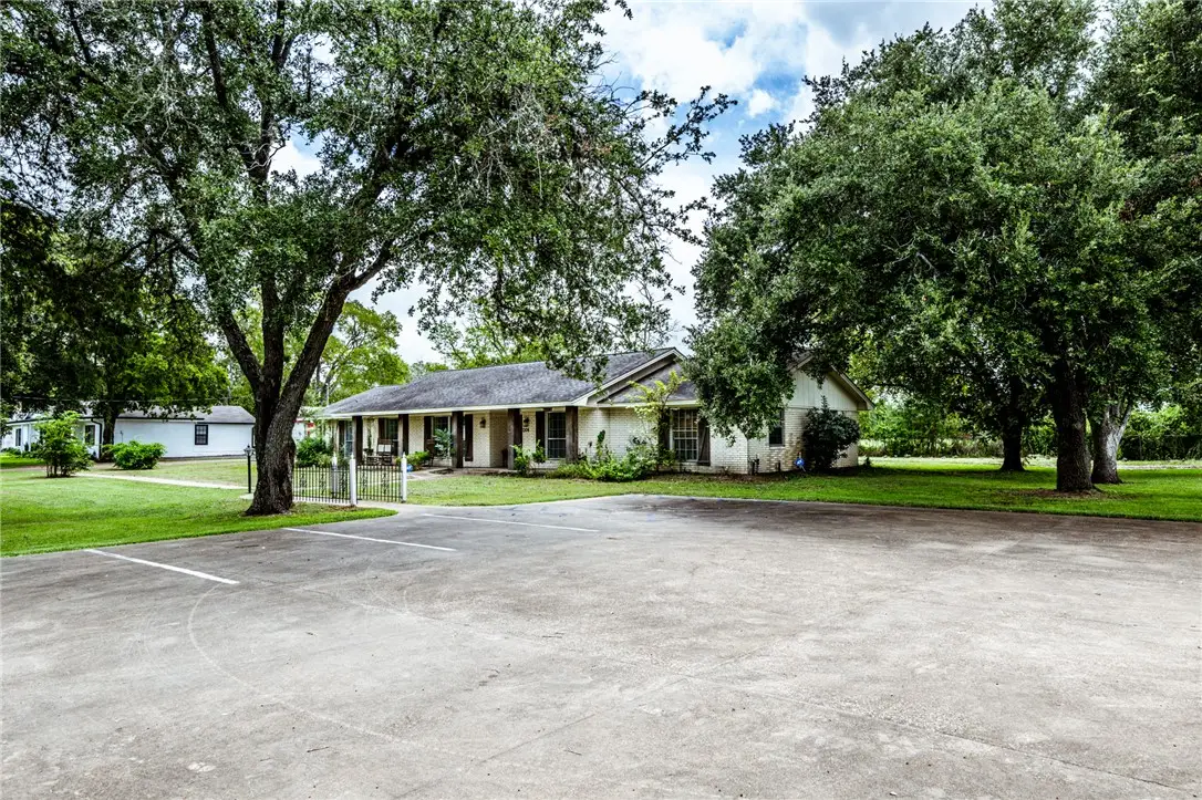 1304 E Main Street, Madisonville, TX 77864-2122 - #1