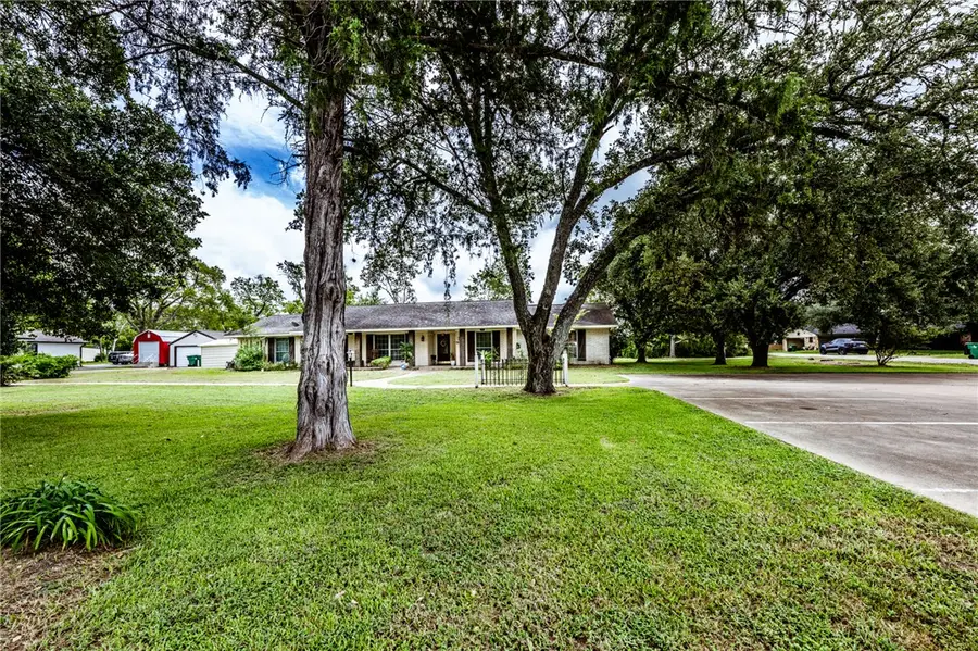 1304 E Main Street, Madisonville, TX 77864-2122 - #2