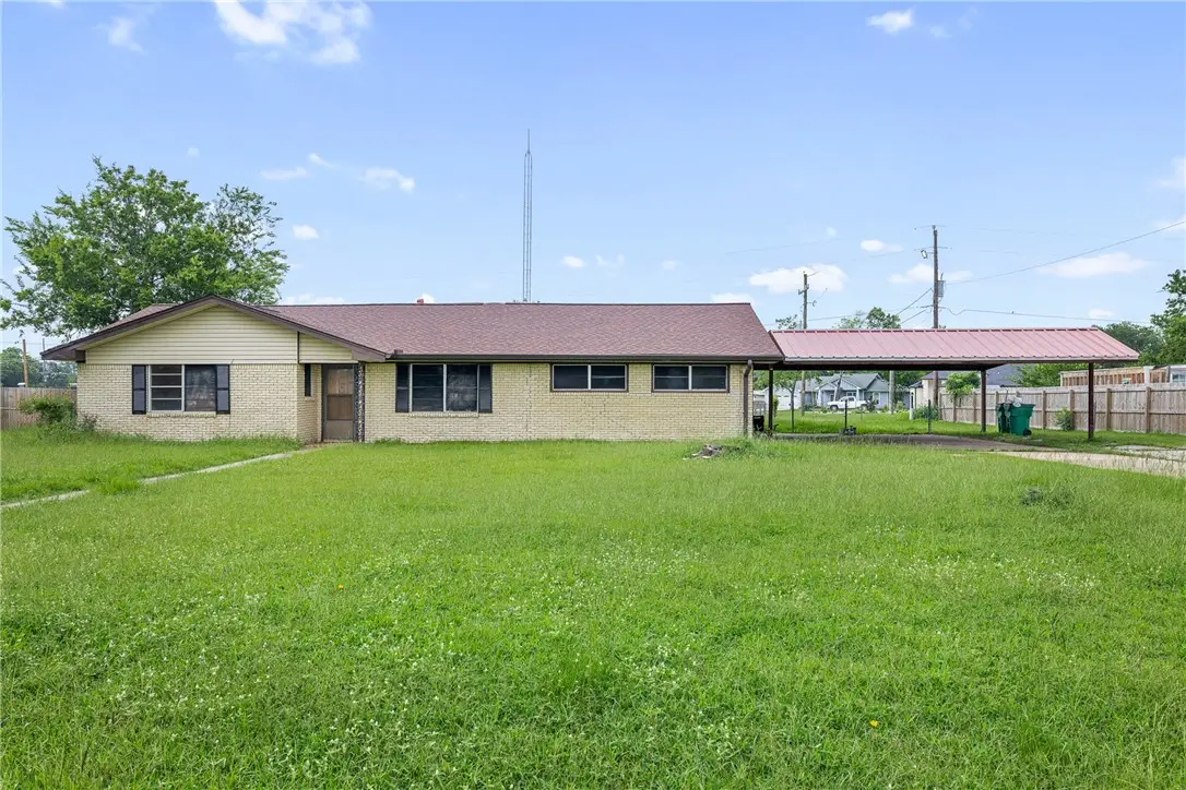 305 W School Street, Madisonville, TX 77864 - #1