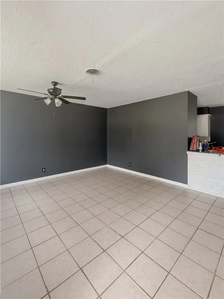 301 E Hall Street, Hearne, TX 77859 - #2