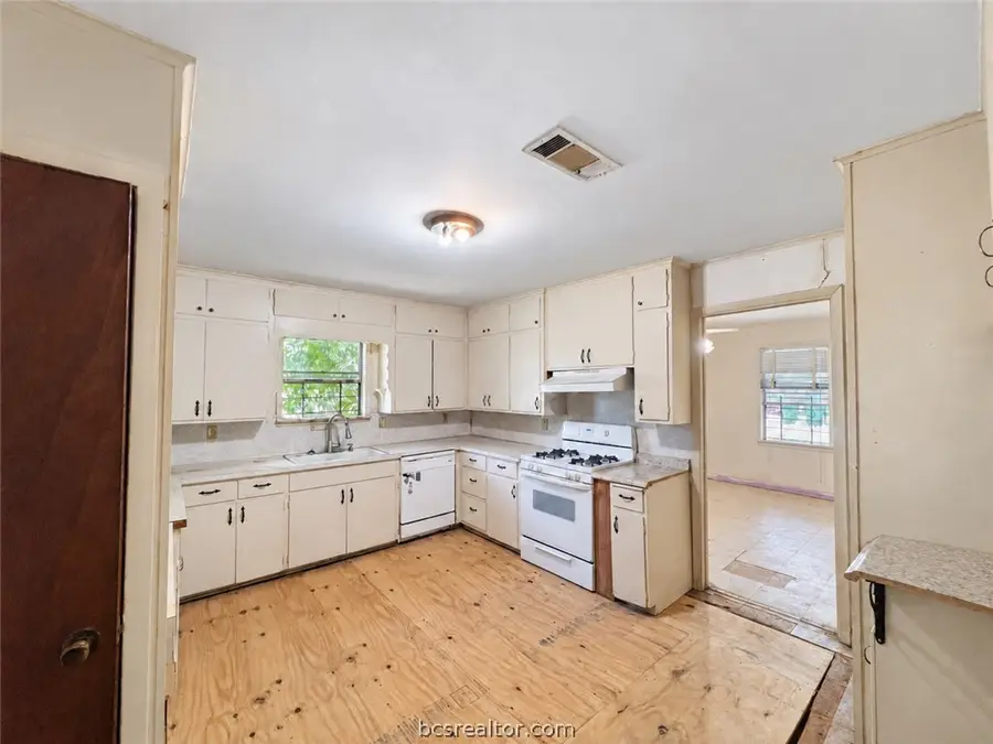 300 Elm S, Cameron, TX 76520 - #3