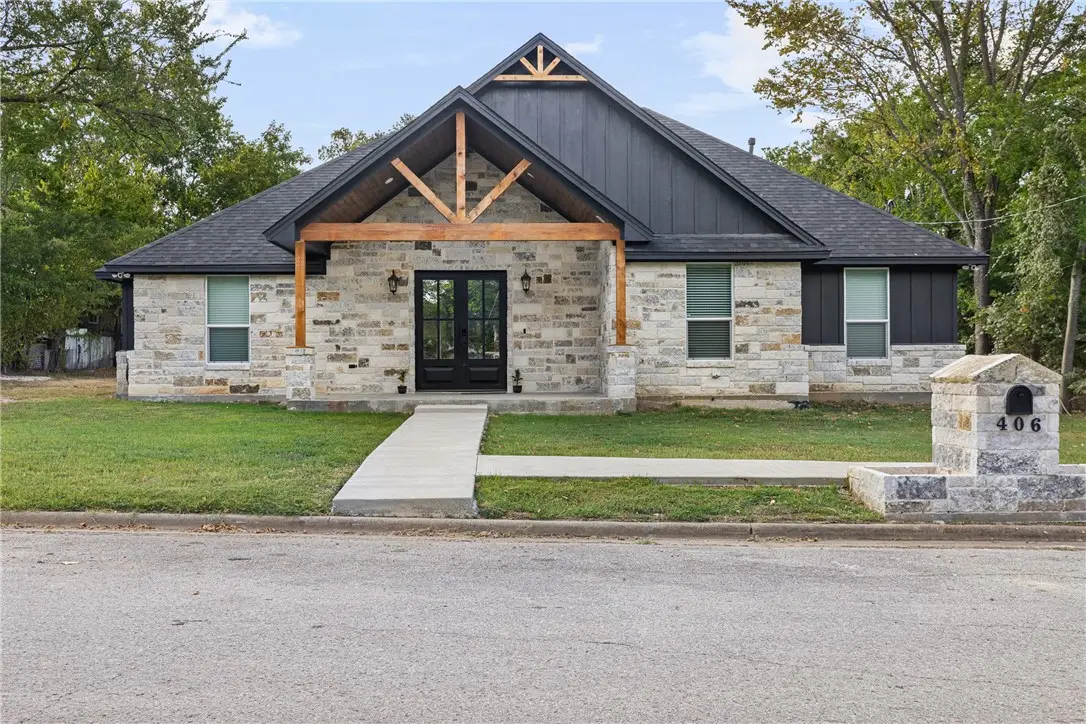 406 E Davis Street, Hearne, TX 77859 - #1
