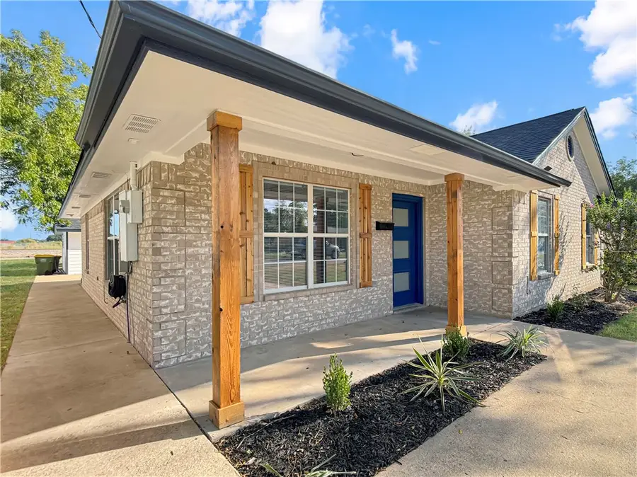 1105 W Davis Street, Hearne, TX 77859 - #2