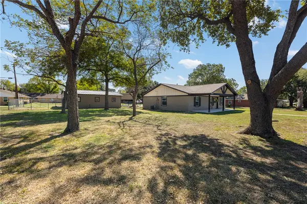 705 W Davis Street, Hearne, TX 77859
